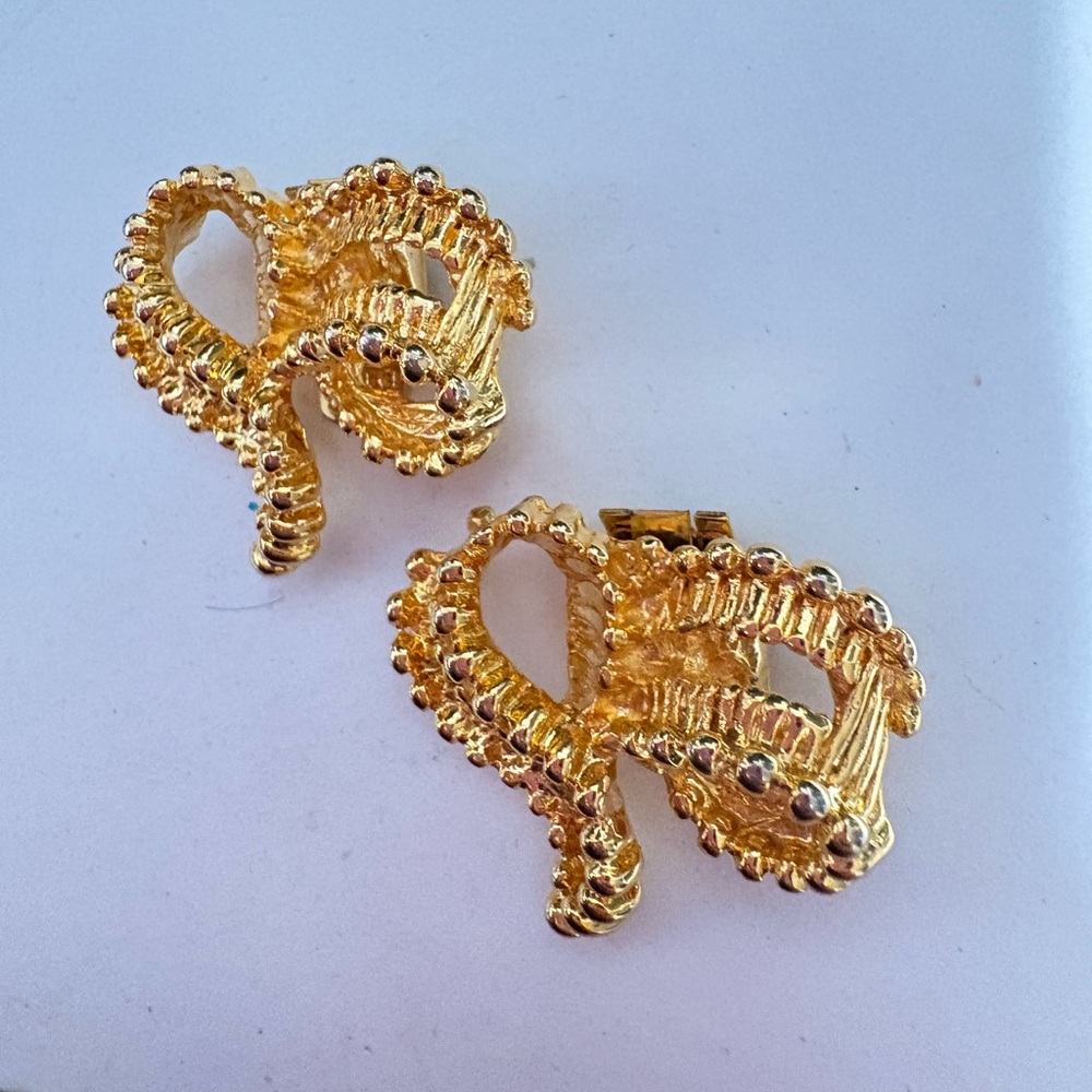 Vintage intricate Gold tone Ribbon Brooch pin set